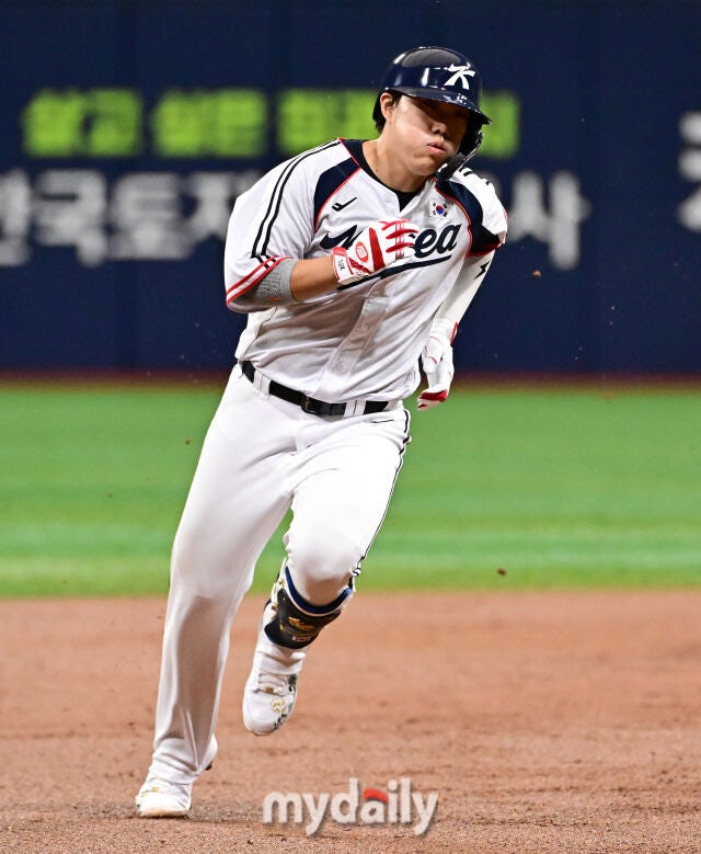 2026년 9월 17일 오전 서울 고척스카이돔에서 열린 '2026 아이치 나고야 아시안게임' 야구대표팀 평가전, 대한민국과 상무의 경기. 박준순이 2회말 1사 후 3루타를 친 뒤 전력 질주하고 있다./고척=유진형 기자