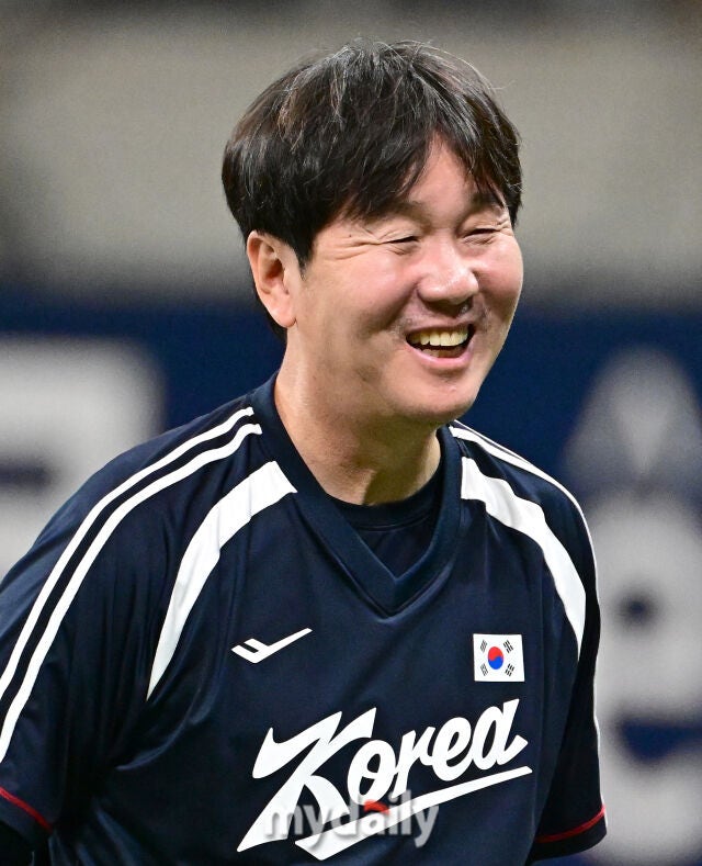 2026년 9월 17일 오전 서울 고척스카이돔에서 열린 '2026 아이치 나고야 아시안게임' 야구대표팀 평가전, 대한민국과 상무의 경기. 류지현 감독이 환하게 웃고 있다./고척=유진형 기자