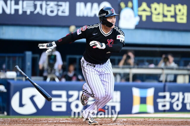 1일 서울 잠실야구장에서 열린 '2026 신한 SOL KBO리그' LG 트윈스와 두산 베어스 경기. LG 오지환이 5회초 선두타자로 나와 2루타를 치고 있다./마이데일리