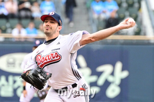 12일 오후 서울 잠실야구장에서 진행된 '2026 신한 SOL KBO 리그' NC 다이노스-두산 베어스의 경기에서 두산 선발투수 잭 로그가 역투하고 있다./곽경훈 기자