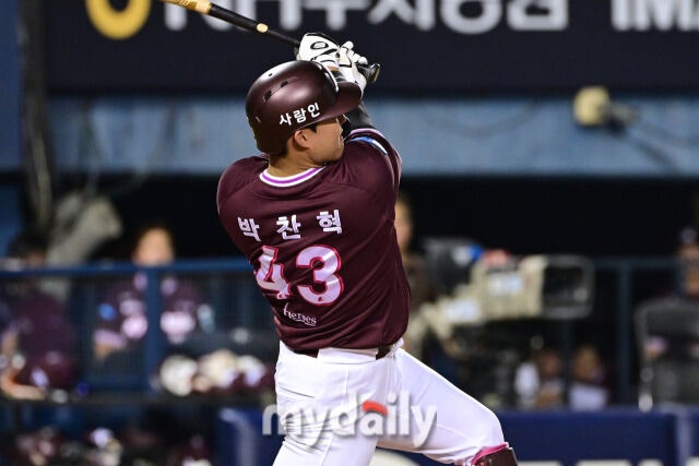 28일 서울 잠실야구장에서 열린 '2026 신한 SOL KBO리그' 키움 히어로즈와 LG 트윈스 경기. 키움 박찬혁이 7회초 1사 1루에 동점 투런포를 치고 있다./한혁승 기자