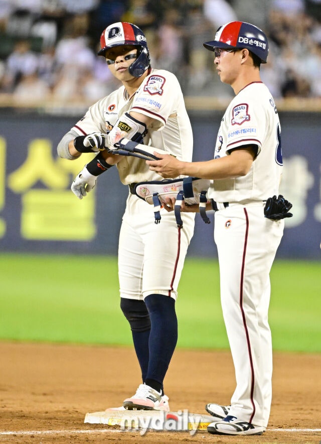 2026년 9월 3일 오후 서울 잠실구장에서 열린 '2026 신한 SOL KBO리그' LG 트윈스와 두산 베어스의 경기. 두산 박찬호가 8회말 1사 1루서 안타를 친 뒤 기뻐하고 있다./유진형 기자