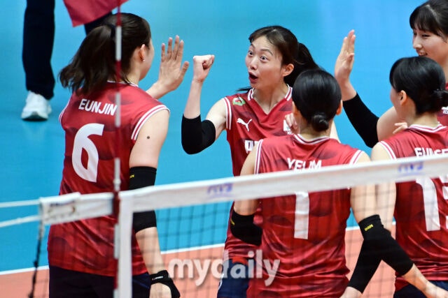 대한민국 여자배구 대표팀 김다인이 26일 오후 충북 제천실내체육관에서 진행된 ‘대한민국 배구국가대표팀 평가전 2026 제천’ 인도네시아와 경기에서 박은진과 기뻐하고 있다./마이데일리