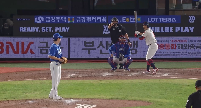 장찬희가 9월 19일 사직 롯데 자이언츠전 보크를 범했다. 주심이 보크를 선언하는 장면./티빙 캡처