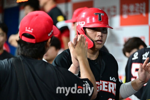 2026년 8월 21일 오후 서울 고척스카이돔에서 열린 '2026 신한 SOL KBO리그' KIA 타이거즈와 키움 히어로즈의 경기. KIA 3루 주자 한준수가 2회초 2사 1.3루서 박재현의 1타점 적시타 때 홈을 밟고 기뻐하고 있다./마이데일리