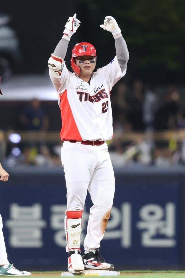 KIA 타이거즈 한준수가 17일 광주 KIA챔피언스필드에서 열린 키움 히어로즈와의 홈 경기서 2루타를 치고 환호하고 있다./KIA 타이거즈 제공