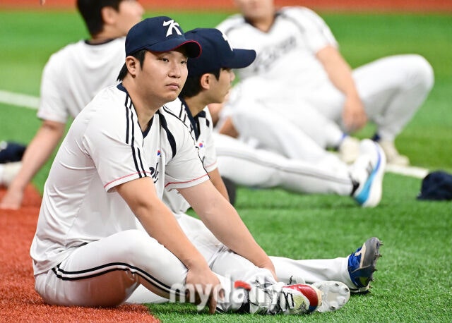 2026년 9월 17일 오전 서울 고척스카이돔에서 열린 '2026 아이치 나고야 아시안게임' 야구대표팀 평가전, 대한민국과 상무의 경기. 문보경이 몸을 풀고 있다./마이데일리