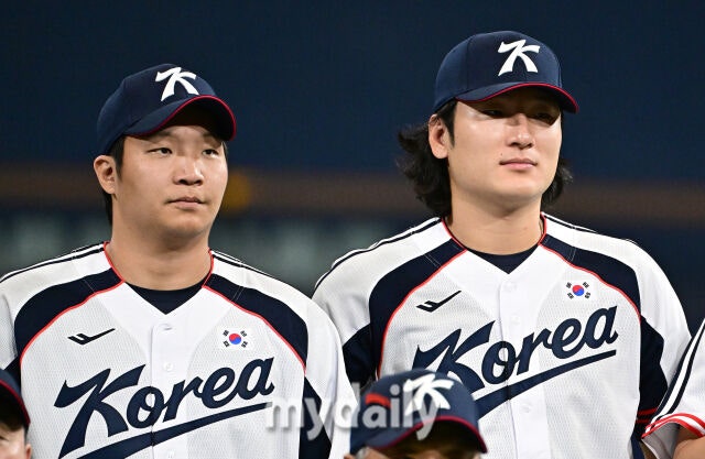2026년 9월 15일 오후 서울 고척스카이돔에서 '2026 아이치 나고야 아시안게임' 야구대표팀 훈련이 열렸다. 대한민국 야구대표팀 곽빈과 문보경이 기념촬영을 찍고 있다./마이데일리
