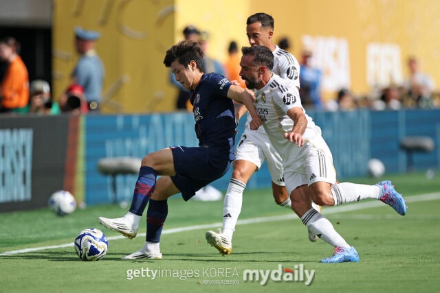 이강인이 2025 FIFA 클럽월드컵 레알 마드리드전에서 볼을 다투고 있다./게티이미지코리아