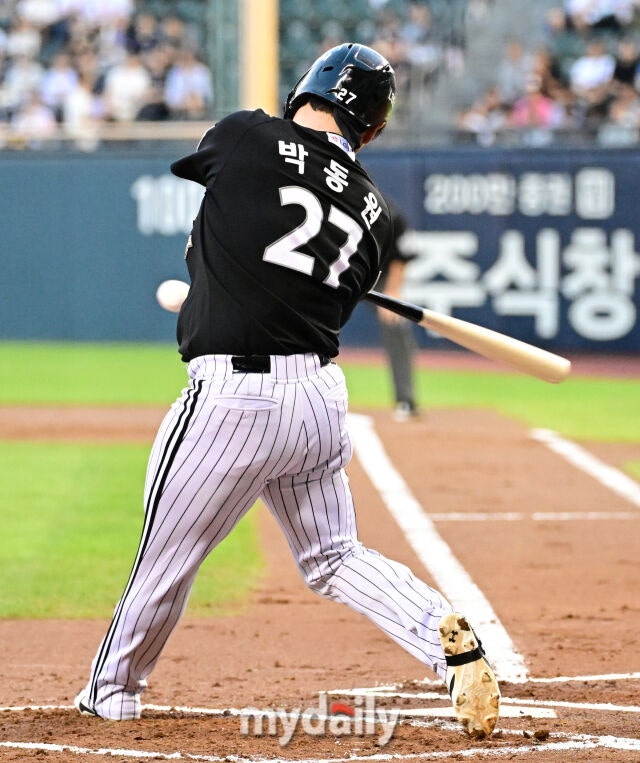 2026년 9월 2일 오후 서울 잠실구장에서 열린 '2026 신한 SOL KBO리그' LG 트윈스와 두산 베어스의 경기. LG 박동원이 1회초 2사 만루서 2타점 적시타를 치고 있다./마이데일리