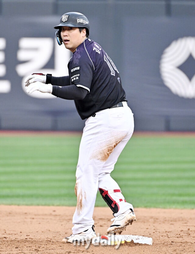 13일 오후 경기도 수원시 수원KT위즈파크에서 진행된 '2026 프로야구 KBO리그' KT위즈와 롯데자이언츠의 경기. KT 김현수가 2회말 선두타자로 나서 2루타를 터뜨리고 있다./마이데일리