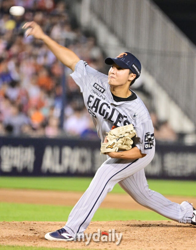 3일 오후 서울 잠실야구장에서 진행된 '2026 신한 SOL KBO 리그' 한화 이글스- 두산 베어스의 경기. 한화 정우주가 연장 10회말 구원 등판해 역투를 펼치고 있다./마이데일리