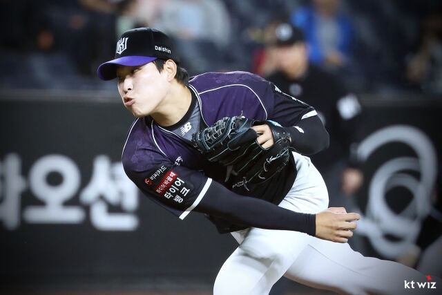 김정운이 공을 던지고 있다./KT 위즈 제공
