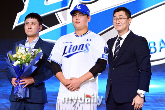 [MD포토] <b>삼성라이온즈</b> 1순위 <b>지명</b>은 광주진흥고 <b>김민훈</b>
