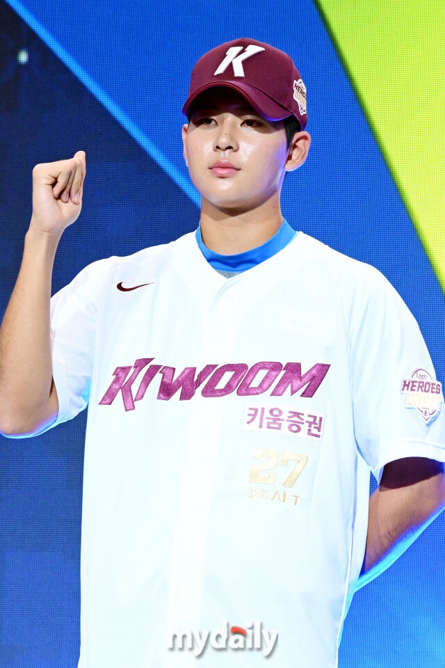 키움 하현승이 21일 오후 서울 잠실동 롯데호텔 월드 크리스탈볼룸에서 진행된 ‘2027 KBO 신인드래프트’에서 포즈를 취하고 있다./곽경훈 기자