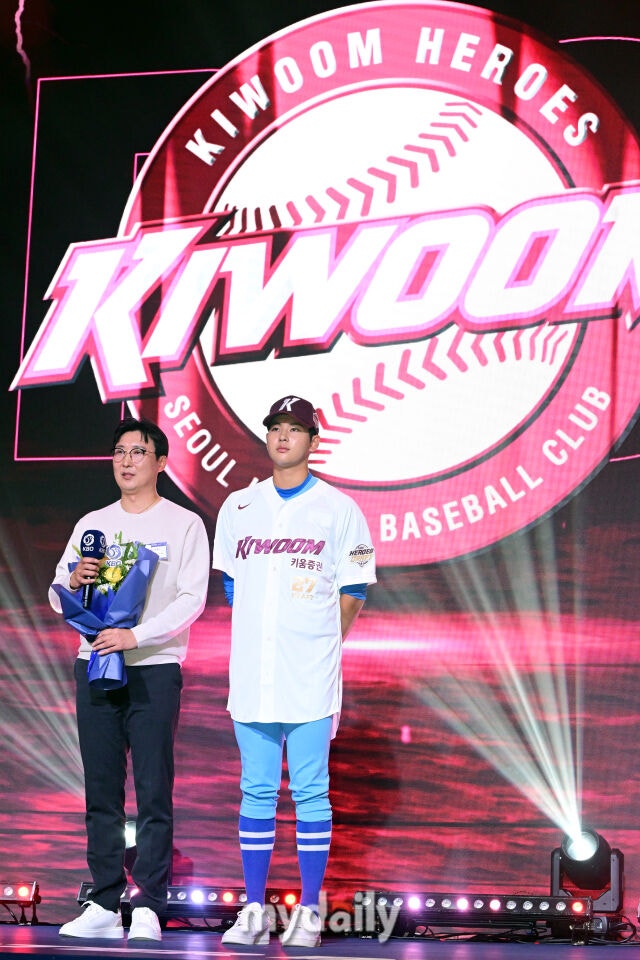 하현승이 21일 오후 서울 잠실동 롯데호텔 월드 크리스탈볼룸에서 진행된 ‘2027 KBO 신인드래프트’ 1라운드에서 키움으로 지명된 뒤 포즈를 취하고 있다./곽경훈 기자