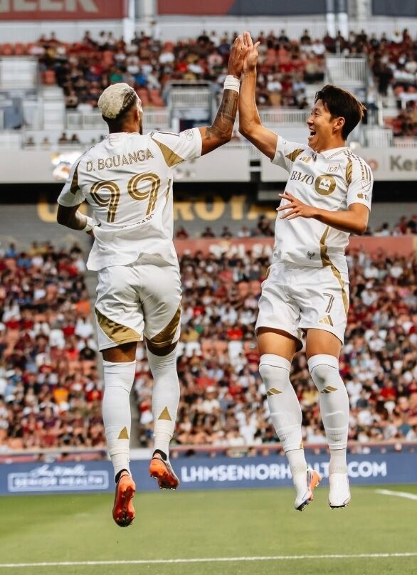 손흥민과 부앙가가 솔트레이크와의 2026시즌 MLS 24라운드에서 골세리머니를 하고 있다./LAFC