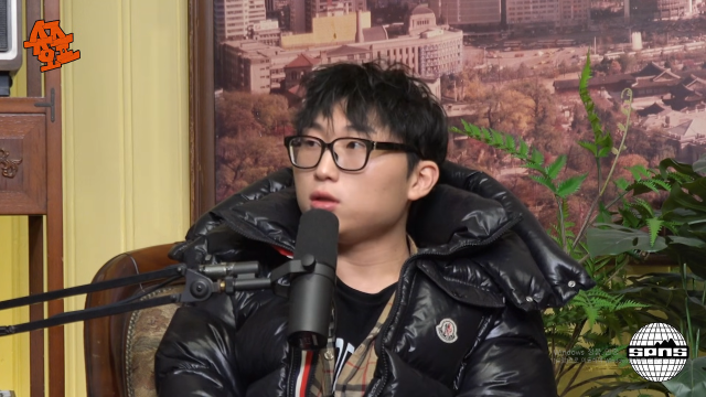 인터뷰 중인 모습
