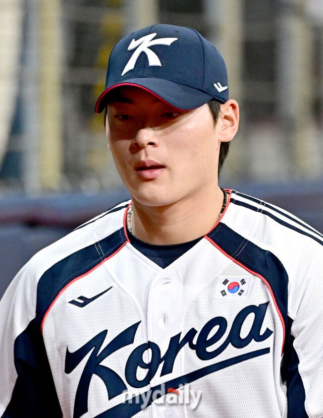 2026년 9월 15일 오후 서울 고척스카이돔에서 '2026 아이치 나고야 아시안게임' 야구대표팀 훈련이 열렸다. 대한민국 야구대표팀 조병현이 훈련을 위해 더그아웃으로 나서고 있다./마이데일리