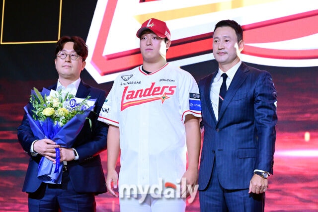 마산고 이윤성이 21일 오후 서울 잠실동 롯데호텔 월드 크리스탈볼룸에서 진행된 ‘2027 KBO 신인드래프트’ 1라운드에서 SSG랜더스로 지명된 뒤 포즈를 취하고 있다./마이데일리
