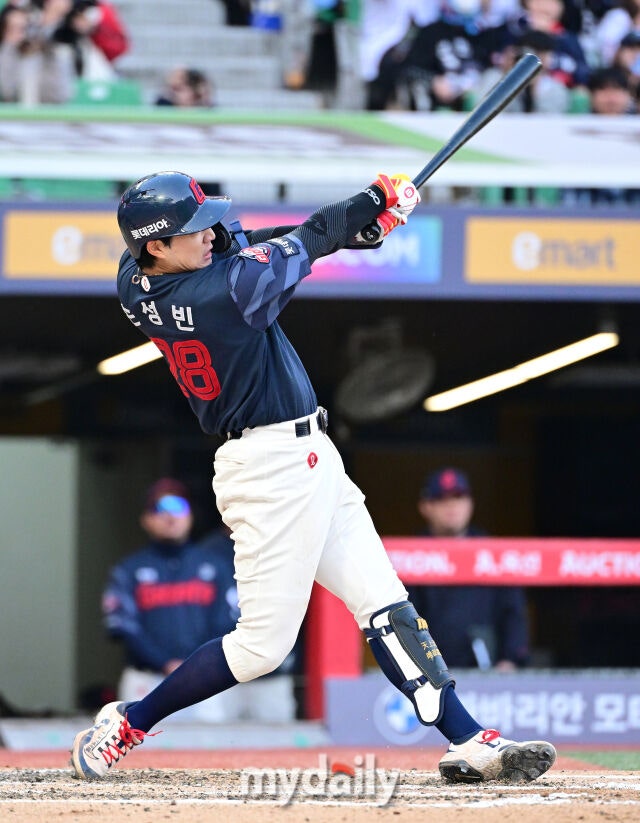 2026년 5월 1일 오후 인천 SSG랜더스필드에서 열린 '2026 신한 SOL KBO리그' 롯데 자이언츠와 SSG 랜더스의 경기. 롯데 손성빈이 6회초 2사 만루서 2타점 적시타를 치고 있다./유진형 기자