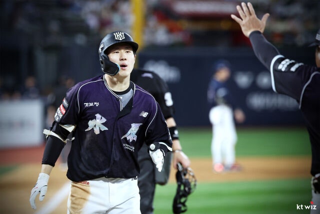 KT 위즈 최원준이 19일 열린 두산 베어스와 홈 경기 5회말 3-3 동점을 만드는 투런포를 친 뒤 홈으로 들어오고 있다./KT 위즈 제공