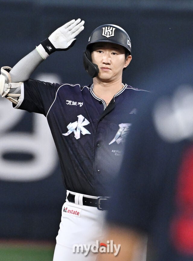 13일 오후 경기도 수원시 수원KT위즈파크에서 진행된 '2026 프로야구 KBO리그' KT위즈와 롯데자이언츠의 경기. KT 김민혁이 5회말 선두타자로 나서 2루타를 터뜨린뒤 환호하고 있다./마이데일리