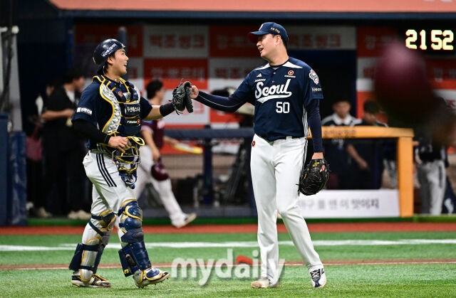 2026년 9월 22일 오후 서울 고척스카이돔에서 열린 '2026 신한 SOL KBO리그' 두산 베어스와 키움 히어로즈의 경기. 두산 이영하와 윤준호가 5-3으로 승리한 뒤 기뻐하고 있다./고척=유진형 기자 zolong@mydaily.co.kr