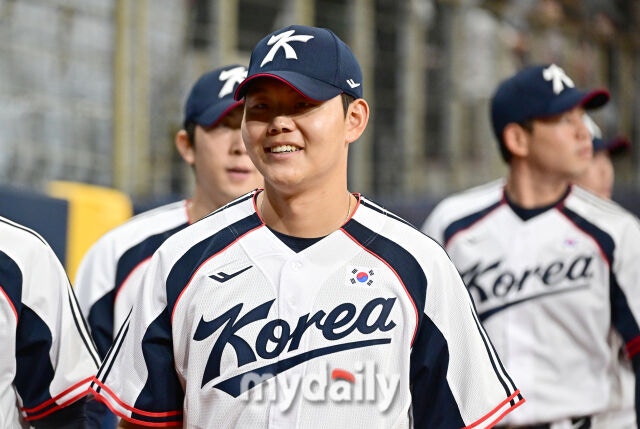 2026년 9월 15일 오후 서울 고척스카이돔에서 '2026 아이치 나고야 아시안게임' 야구대표팀 훈련이 열렸다. 대한민국 야구대표팀 소형준이 훈련을 위해 더그아웃으로 나서고 있다./마이데일리