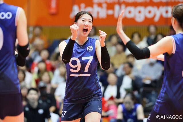 강소휘가 16일 일본 아이치현에 위치한 파크 아레나 고마키에서 열린 2026 아이치·나고야 아시안게임 여자배구 D조 홍콩과 1차전에서 득점 후 세리머니를 하고 있다./2026 아이치·나고야 아시안게임 조직위 제공