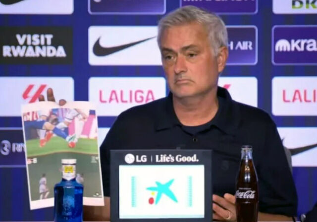 레알 마드리드의 무리뉴 감독이 아틀레티코 마드리드와의 2026-27시즌 프리메라리가 7라운드를 마친 후 기자회견에서 이강인의 파울 장면이 담긴 사진을 들고 있다./아스