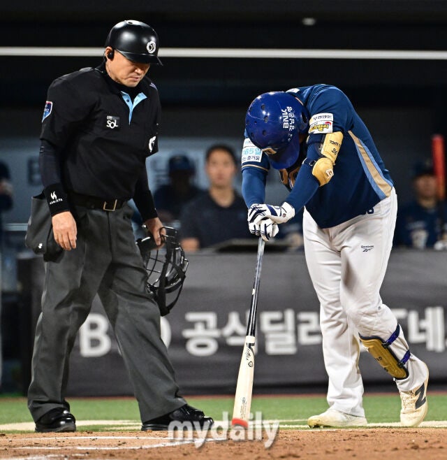 2026년 9월 23일 오후 경기도 수원KT위즈파크에서 열린 '2026 신한 SOL KBO리그' NC 다이노스와 KT 위즈의 경기. NC 권희동이 2회초 1사 1루서 자신의 파울 타구에 맞은 뒤 고통스러워하고 있다./수원=유진형 기자
