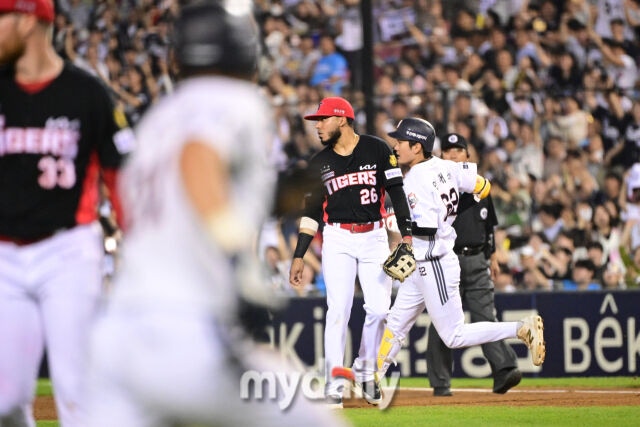 23일 오후 서울 잠실야구장에서 진행된 '2026 신한 SOL KBO 리그' 기아 타이거즈-두산 베어스의 경기. 두산 안재석이 5회말 2사 2루에서 동점 적시타를 때린 뒤 1루를 밟고 있다./잠실=곽경훈 기자 kphoto@mydaily.co.kr