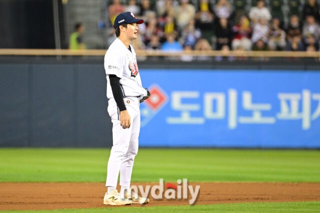 23일 오후 서울 잠실야구장에서 진행된 '2026 신한 SOL KBO 리그' 기아 타이거즈-두산 베어스의 경기. 두산 3루수 안재석이 1회초 1사 3루에서 김선빈의 땅볼을 놓친 뒤 아쉬워 하고 있다./잠실=곽경훈 기자 kphoto@mydaily.co.kr