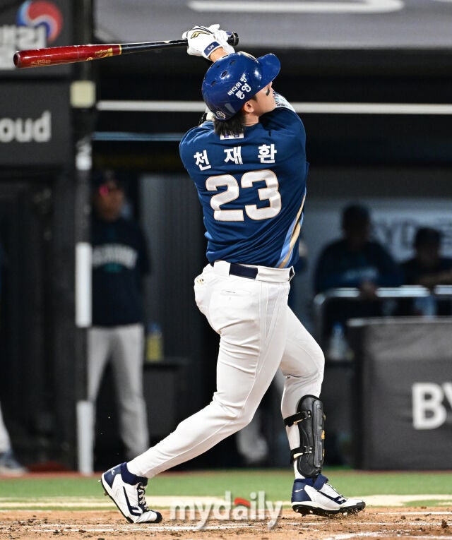 2026년 9월 23일 오후 경기도 수원KT위즈파크에서 열린 '2026 신한 SOL KBO리그' NC 다이노스와 KT 위즈의 경기. NC 천재환이 3회초 무사 1.2루서 3점 홈런을 치고 있다./수원=유진형 기자
