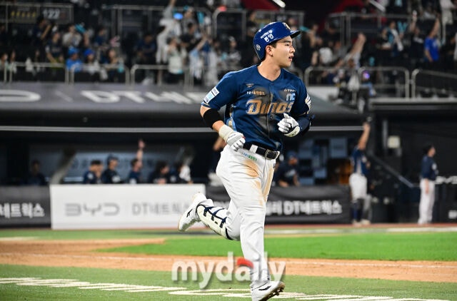 2026년 9월 23일 오후 경기도 수원KT위즈파크에서 열린 '2026 신한 SOL KBO리그' NC 다이노스와 KT 위즈의 경기. NC 김휘집이 7회초 선두타자 홈런을 친 뒤 그라운드를 돌고 있다./수원=유진형 기자