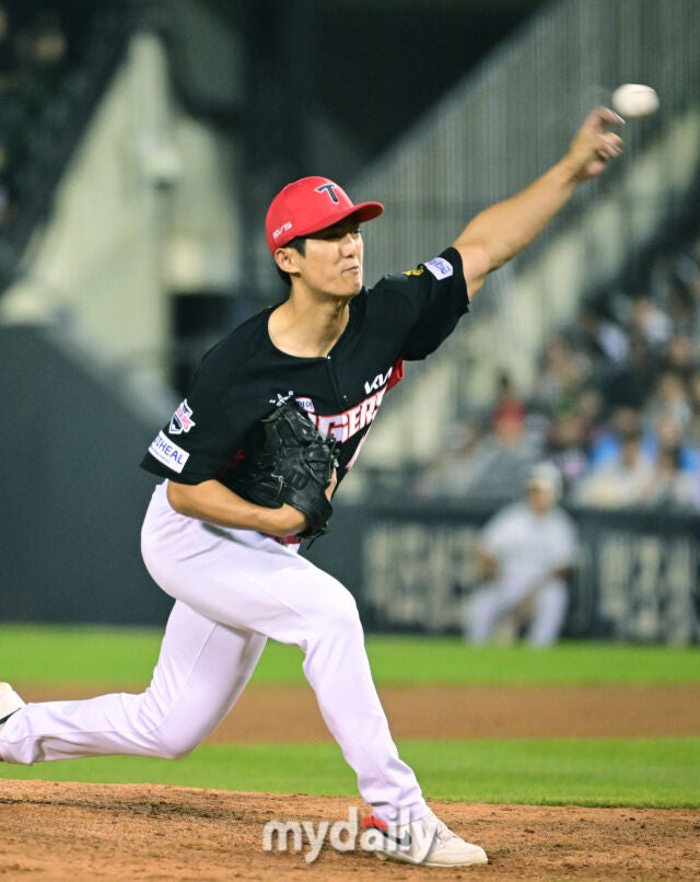 23일 오후 서울 잠실야구장에서 진행된 '2026 신한 SOL KBO 리그' KIA 타이거즈와 두산 베어스의 경기. KIA 이의리가 2-2 동점이던 9회말 구원 등판해 역투를 펼치고 있다./잠실=곽경훈 기자 kphoto@mydaily.co.kr