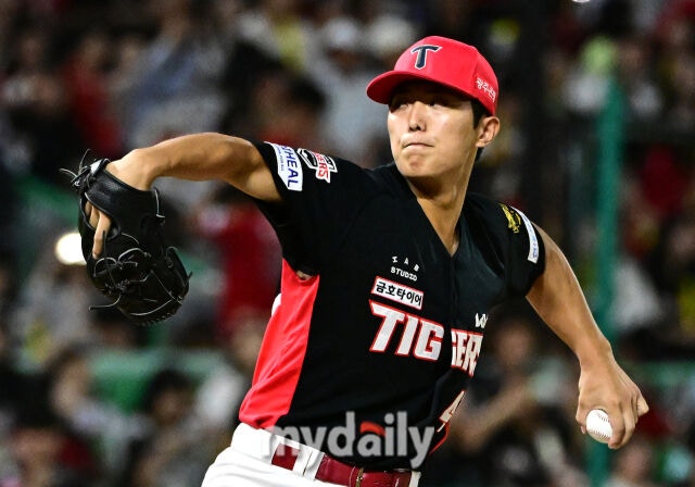2026년 9월 15일 오후 인천 SSG랜더스필드에서 열린 '2026 신한 SOL KBO리그' KIA 타이거즈와 SSG 랜더스의 경기. KIA 이의리가 8회말 구원등판해 역투하고 있다./인천=유진형 기자 zolong@mydaily.co.kr