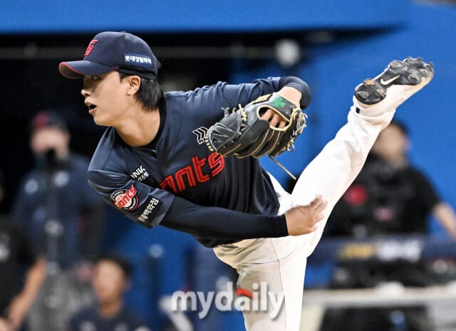 20일 오후 서울 고척스카이돔에서 진행된 '2026 프로야구 KBO리그' 키움 히어로즈와 롯데 자이언츠의 경기. 롯데 박정민이 역투하고 있다./송일섭 기자