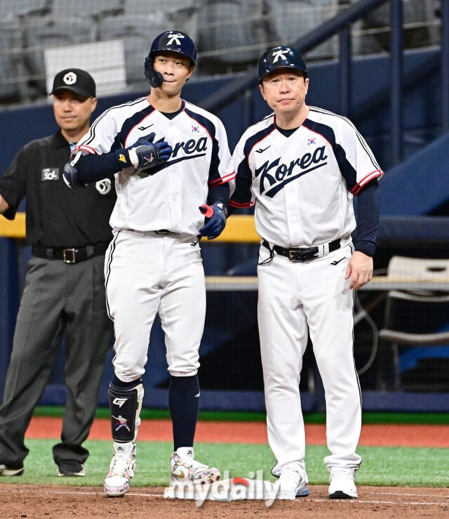 2026년 9월 17일 오전 서울 고척스카이돔에서 열린 '2026 아이치 나고야 아시안게임' 야구대표팀 평가전, 대한민국과 상무의 경기. 박재현이 2회말 2사 후 안타를 친 뒤 기뻐하고 있다./마이데일리