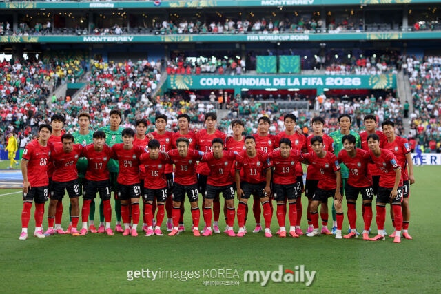 축구대표팀 선수단이 멕시코 몬테레이스타디움에서 열린 남아공과의 북중미월드컵 A조 3차전을 앞두고 기념 촬영을 하고 있다./게티이미지코리아