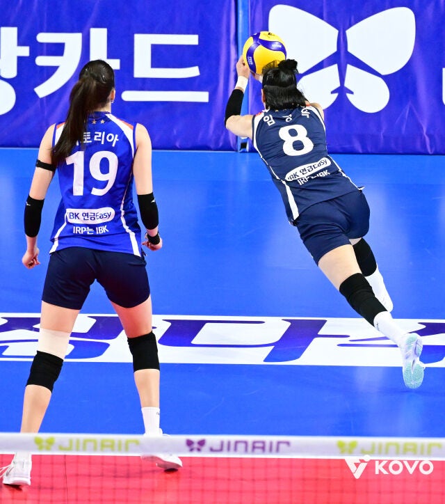 IBK기업은행 리베로 임명옥이 지난 시즌 열린 GS칼텍스와 홈 경기 도중 상대 공격을 디그로 걷어내고 있다./한국배구연맹(KOVO) 제공