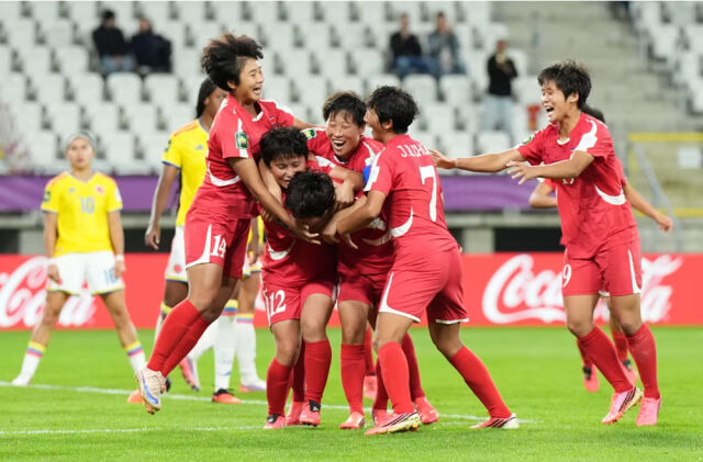 북한 선수들이 24일 콜롬비아와 준결승전에서 골을 넣고 기뻐하고 있다. /FIFA 제공