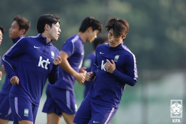 김민수(오른쪽)가 23일 천안코리아풋볼파크에서 훈련하고 있다./대한축구협회 제공