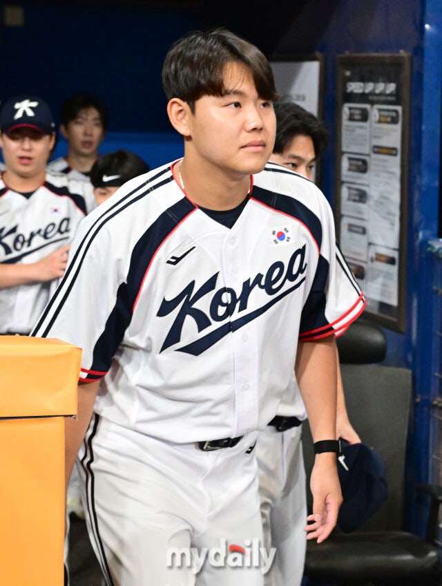 2026년 9월 15일 오후 서울 고척스카이돔에서 '2026 아이치 나고야 아시안게임' 야구대표팀 훈련이 열렸다. 대한민국 야구대표팀 소형준이 훈련을 위해 그라운드로 나서고 있다./마이데일리