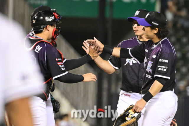 [MD포토] <b>12-6</b>으로 <b>승리</b>한 <b>KT</b> '기분좋은 하이파이브'