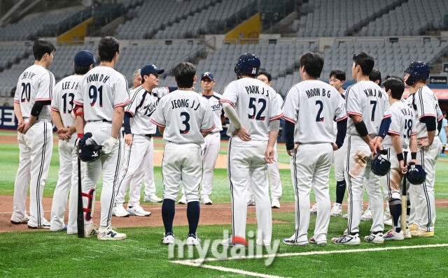2026년 9월 17일 오후 서울 고척스카이돔에서 열린 '2026 아이치 나고야 아시안게임' 야구대표팀 평가전, 대한민국과 상무의 경기. 야구대표팀이 경기 후 류지현 감독의 이야기를 듣고 있다./마이데일리