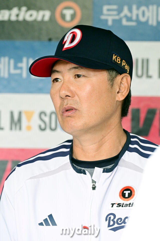 27일 오후 서울 잠실야구장에서 진행된 '2026 신한 SOL KBO 리그' KT위즈와 두산 베어스의 경기. 경기 전 두산 김원형 감독이 선수들의 훈련을 지켜보고 있다./잠실=곽경훈 기자