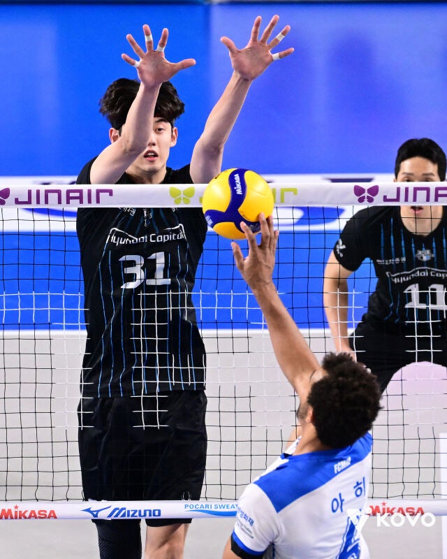 현대캐피탈 정태준이 지난 12월 삼성화재와의 경기에서 블로킹을 하고 있다./KOVO 제공