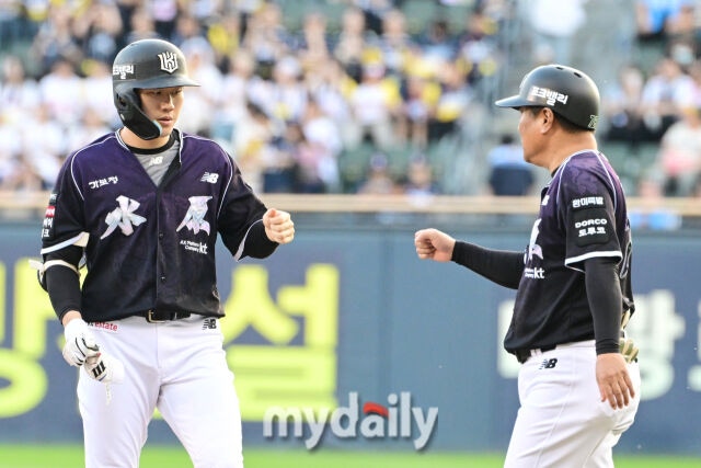 27일 오후 서울 잠실야구장에서 진행된 '2026 신한 SOL KBO 리그' KT위즈와 두산 베어스의 경기. KT 최원준이 1회초 두산 최승룡을 상대로 안타를 때린 뒤 기뻐하고 있다./잠실=곽경훈 기자